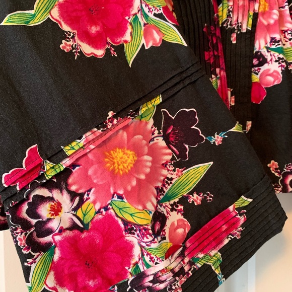 Unique fitted jacket with Chinoiserie details - Picture 4 of 9